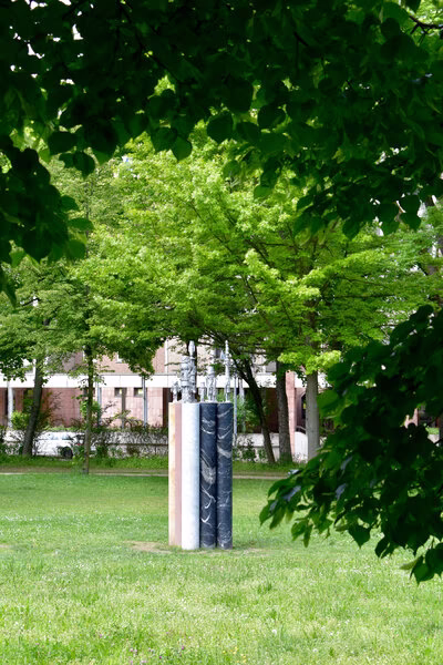 Die Figuren stehen auf übermannshohen Säulen, die aus verschiedenen Steinarten gefertigt sind.