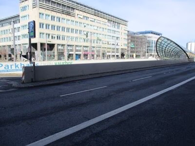 Graffitifläche für Auftragsarbeit: Brüstungsmauern zur Tiefzufahrt Bahnhofstraße