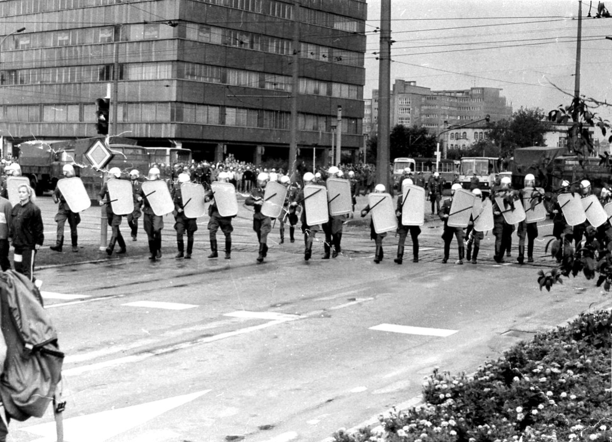 Der Schweigemarsch vom Luxor zur Zentralhaltestelle wurde von Staatssicherheit, Bereitschaftspolizei und Kampfgruppen aufgelöst - die erste Montagsdemonstration in Karl-Marx-Stadt.