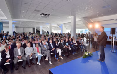 Zur Eröffnungsveranstaltung im Vorfeld des "Anpfiffs" waren auch viele Ehrengäste anwesend, z. a. Ehrenbürgerin Jutta Müller und der ehemalige Oberbürgermeister Dr. Eberhard Langer und viele ehemalige Spieler und Trainer des FCK/CFC