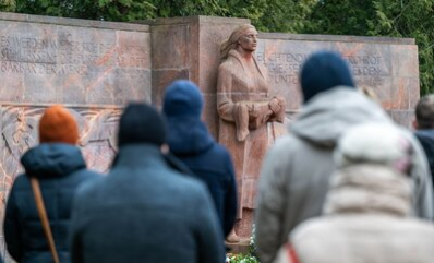 Chemnitzer:innen gedachten auf dem Städtischen Friedhof der Opfer der Bombardierung vor 78 Jahren.