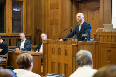 Mayor Thomas Kütter at the lectern
