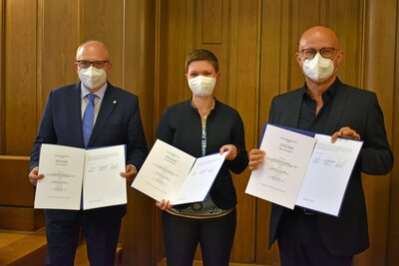(von links): Oberbürgermeister Sven Schulze, Claudia Keibler-Willner, Torsten Tannenberg