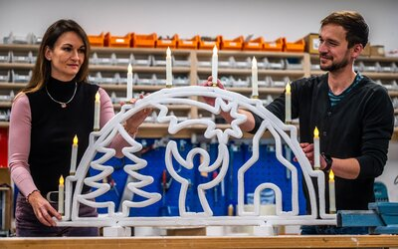 Prof. Dr. Sandra Gelbrich und Enrico Rudolph mit einem fertigen Schwibbogen aus gedrucktem Beton.