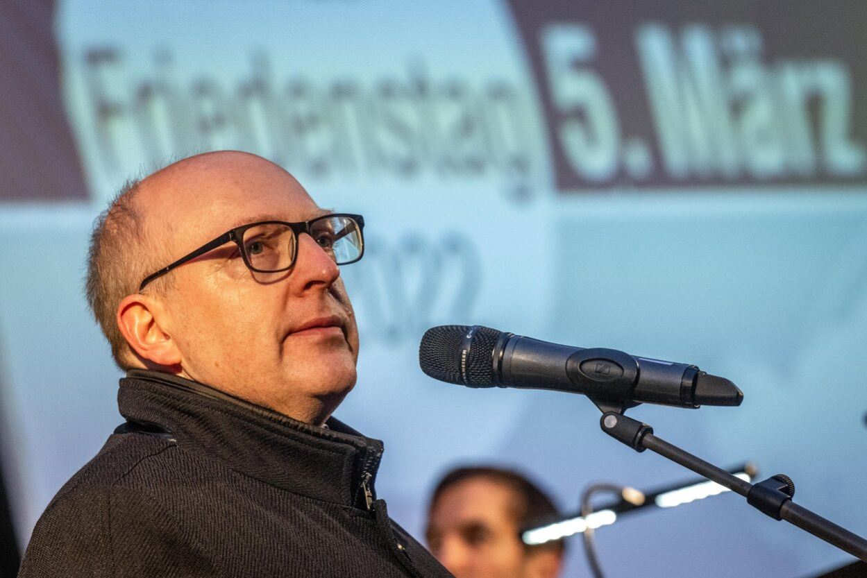 Oberbürgermeister Sven Schulze begrüßte die rund 1.500 Teilnehmer:innen der Hauptveranstaltung auf dem Markt unter dem Eindruck des Krieges in der Ukraine: „Das ist nicht nur ein Angriff auf die Ukraine, sondern auf ganz Europa. Eine Attacke auf die Demokratie und den Frieden in Europa. Dieses demokratische Gut gilt es zu schützen. Wir müssen für die Demokratie eintreten und gegen ihre Feinde verteidigen. Das müssen wir nicht irgendwann tun. Sondern jetzt."