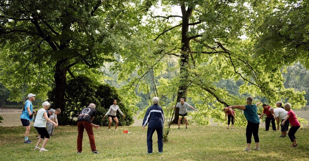 Senior:innen im Park beim Bewegungsprogramm "MoKo-Fit"