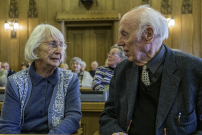 Gespannte Stimmung im Rathaus: Das Interesse bei den Filmvorführungen der Zeitzeugendokumentation "Kinder im Krieg" war groß. Auch die Zeitzeugen Brigitte Speck und Pfarrer Karl-Heinz Kleve kamen zur Premiere.