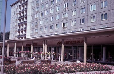 Ab Ende der 1960er-Jahren macht der Rosenhof mit seinen zahlreichen Rosenstöcken seinem Namen alle Ehre.