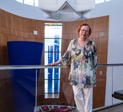 Dr. Ruth Röcher in der Synagoge der Jüdischen Gemeinde.