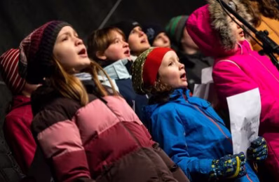 Der Kinder- und Jugendchor der Theater Chemnitz unter Leitung von Lorenz Höß sang gemeinsam mit den Besucher:innen „Ode an die Freude“.