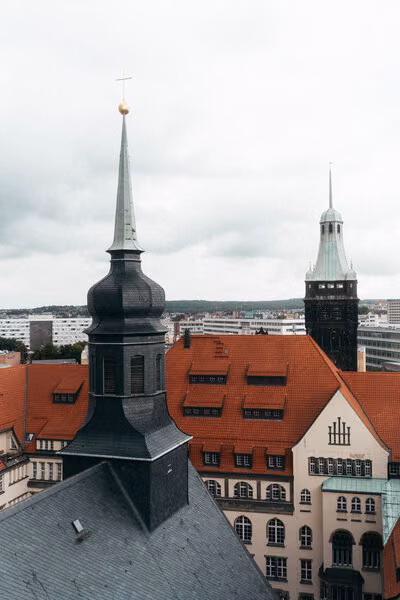 Blick vom Rathaus Chemnitz auf Türme und Gebäude der Stadt.