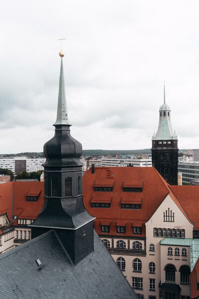 Blick vom Rathaus Chemnitz auf Türme und Gebäude der Stadt.