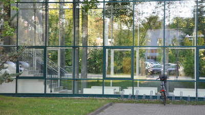 Glasverbinder am ehemaligen Technischen Rathaus an der Annaberger Straße vor der Beklebung