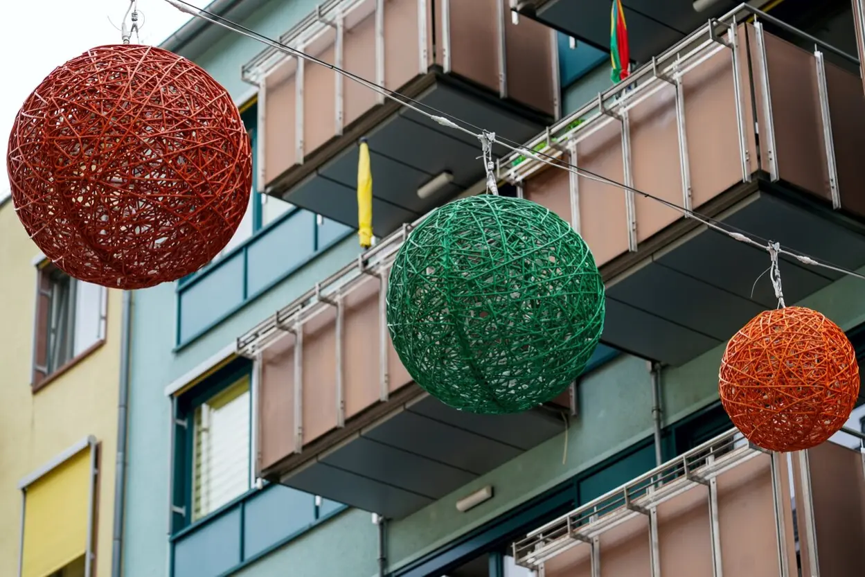 Teile der Lichtinstallation &bdquo;Auf&rsquo;n Halt &ndash; Leuchten & Genie&szlig;en&ldquo; in der Inneren Klosterstra&szlig;e