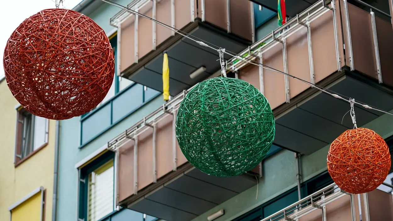 Teile der Lichtinstallation &bdquo;Auf&rsquo;n Halt &ndash; Leuchten & Genie&szlig;en&ldquo; in der Inneren Klosterstra&szlig;e