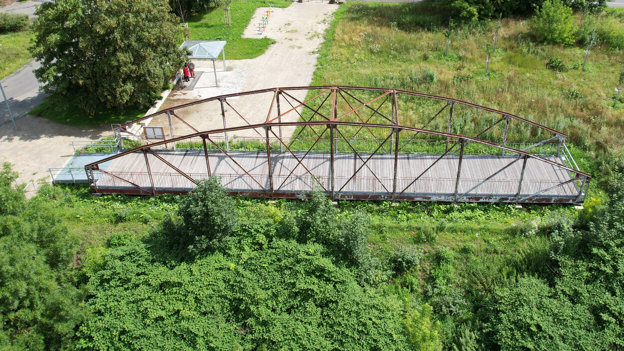 Luftbild der Fischwegbrücke mit Pavillon und bunten Chemnitz-Buchstaben.