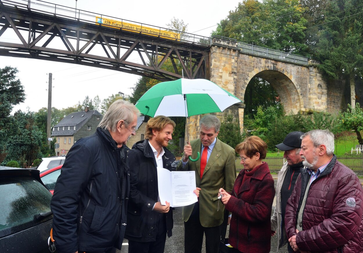 Fördermittelübergabe am Eisenbahnviadukt in Rabenstein