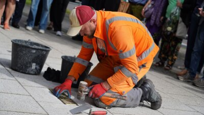 Die Stolpersteine werden von einem Mitarbeitenden des Chemnitzer Bauhofes verlegt