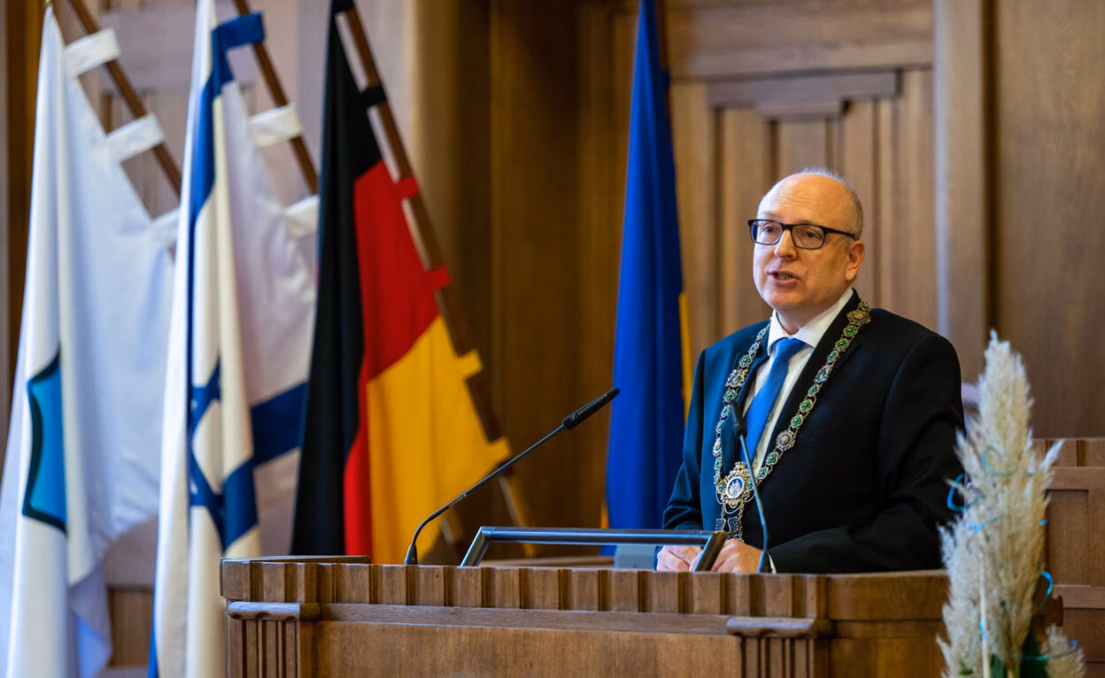 Oberbürgermeister Sven Schulze bei der Festrede anlässlich der Unterzeichnung der Städtepartnerschaft mit Kirjat Bialik am 26. Oktober 2022