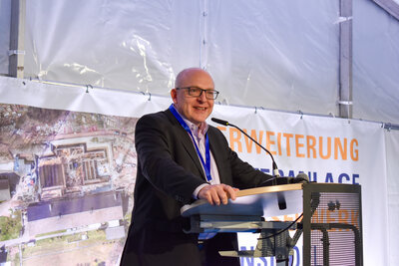Oberbürgermeister Sven Schulze hielt zur Grundsteinlegung ein Grußwort.
