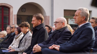 Bei der feierlichen Enthüllung waren unter anderem Bundespräsident a. D. Christian Wulff, Oberbürgermeister Sven Schulze, Ministerpräsident Michael Kretschmer und zahlreiche Familienangehörige von Justin Sonder anwesend.
