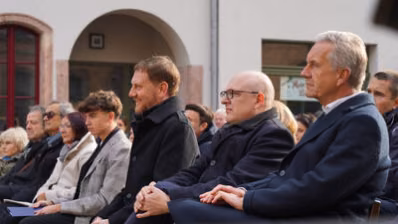Bei der feierlichen Enthüllung waren unter anderem Bundespräsident a. D. Christian Wulff, Oberbürgermeister Sven Schulze, Ministerpräsident Michael Kretschmer und zahlreiche Familienangehörige von Justin Sonder anwesend.