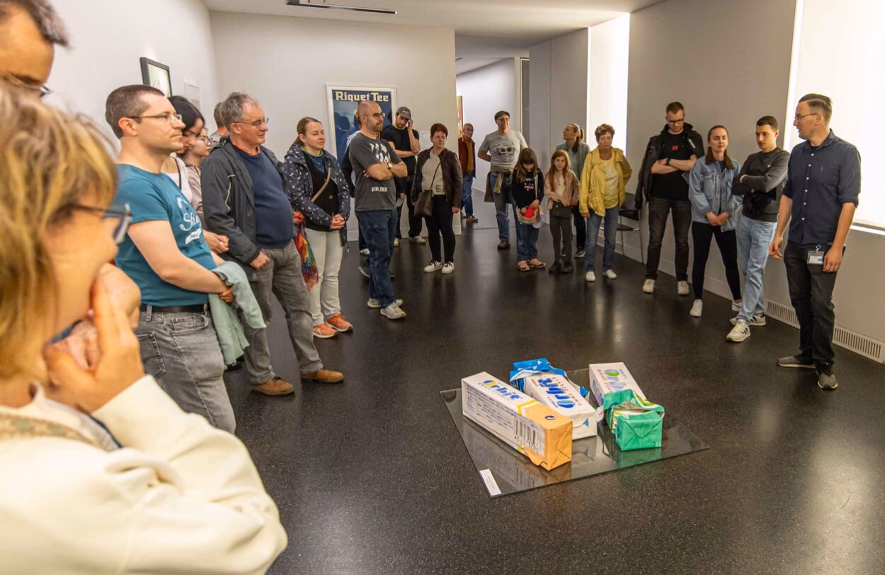 Besucher:innen nehmen an einer Führung durch die Ausstellung „Mahlzeit!“ im Museum Gunzenhauser teil.