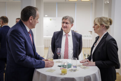Staatssekretär Prof. Thomas Popp, dem Beauftragten der Staatsregierung für die Kulturhauptstadt bei Ministerpräsident Michael Kretschmer in der Sächsischen Staatskanzlei im Gespräch mit Kulturbürgermeisterin Dagmar Ruscheinsky.