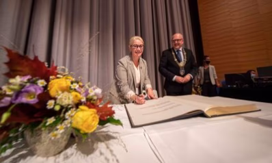 Zum Abschluss des Besuches trug sich die Oberbürgermeisterin der Stadt Mulhouse Michèle Lutz bei der Stadtratssitzung ins Goldene Buch der Stadt Chemnitz ein.