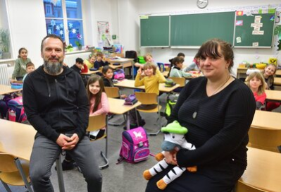 Lehrerin Madlen Dost und Schulsozialarbeiter Gunnar Kaufmann mit den Schüler:innen der 2b.