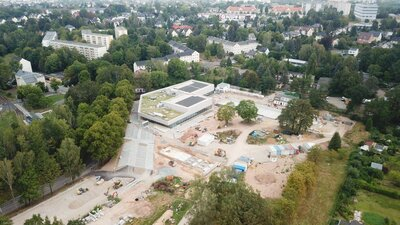Das 50-Meter-Außenbecken im Freibadbereich des Bernsdorfer Bades ist bereits entstanden.