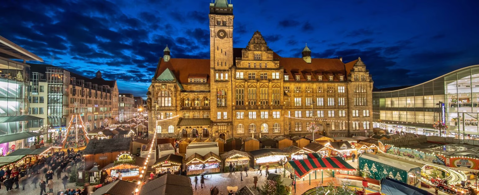 Blick über den festlich beleuchteten Chemnitzer Weihnachtsmarkt am Abend.