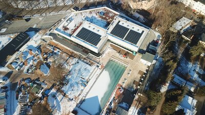 Stand 19. Februar 2025: Im Freibadbereich sind die neuen Schwimmbecken eingebaut und es beginnen die Wiederherstellungsarbeiten der Außenanlage
