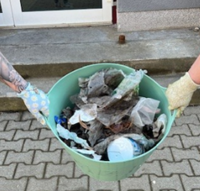 Auf dem Schulgelände wurde Müll gesammelt.