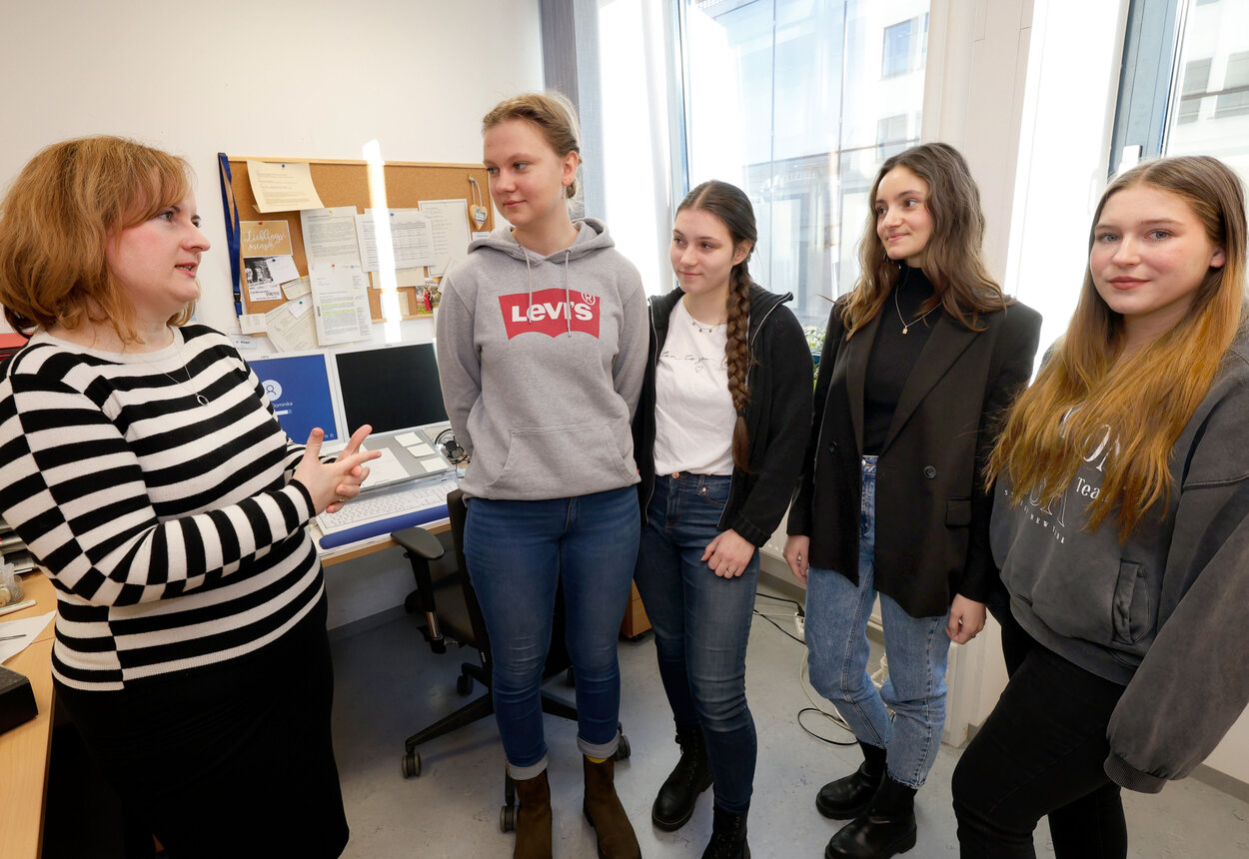 Amtsleiterin Katja Uhlemann (l.) begrüßt die ersten Studierenden des Modellstudiengang Humanmedizin MEDiC im Gesundheitsamt.