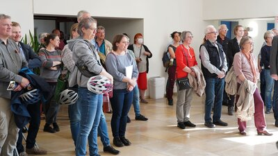 Die Bürger:innen lauschten den Ausführungen der Bürgermeister:innen bevor sie selbst mit der Verwaltungsspitze ins Gespräch kamen
