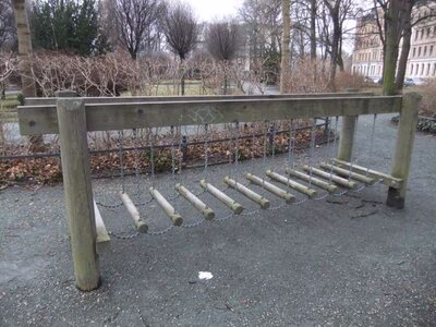 Spielplatz Schloßplatz, Kettenwackelsteg