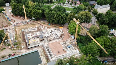 Luftbild vom Stand der Arbeiten am Schwimmsportkomplex