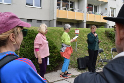 Die Enkelin von Else Schendel hält eine Rede.