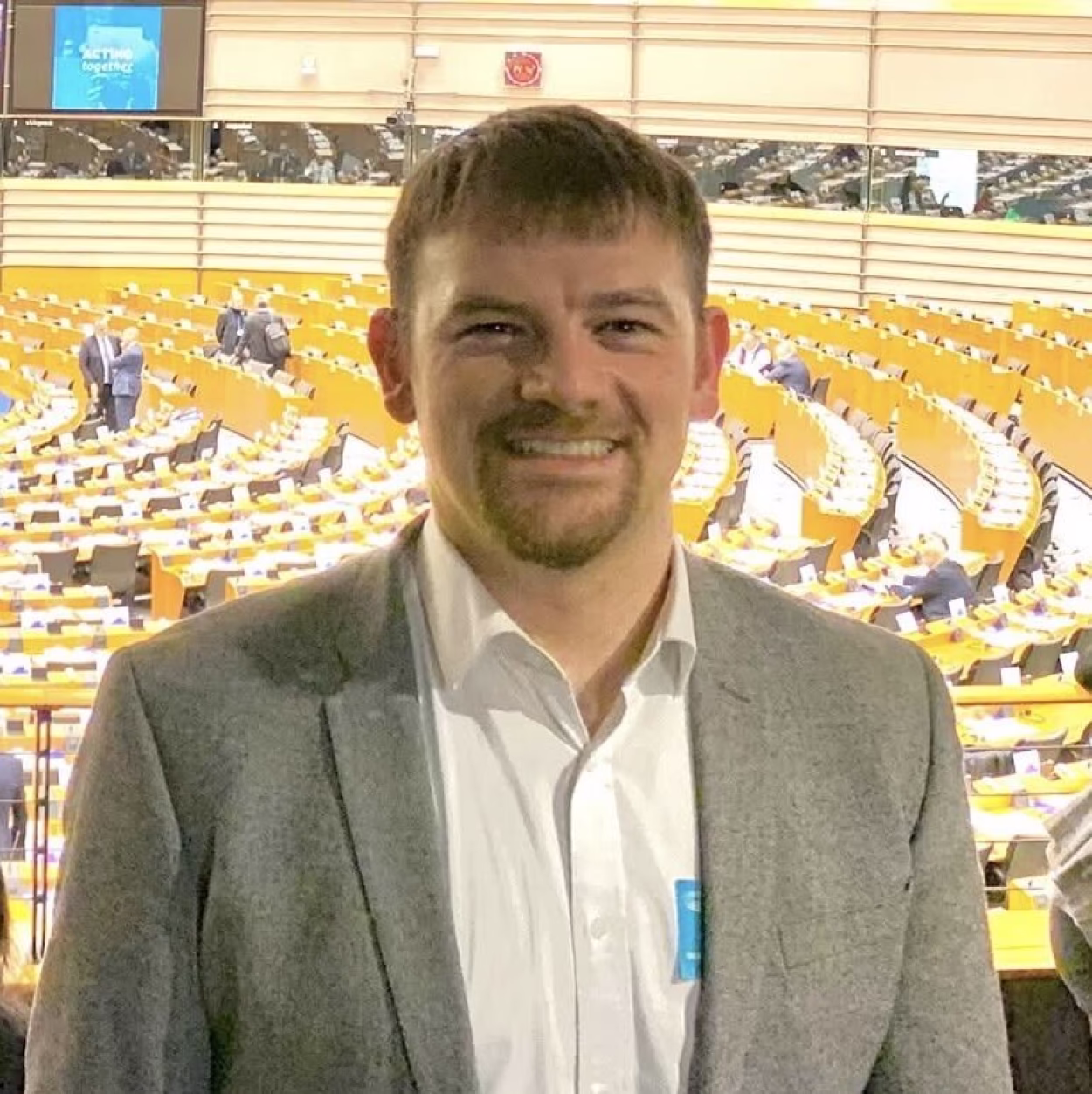 Xabier Paya Ruiz hat kurze hellbraune Haare und trägt Bart. Er steht im Europäischen Parlament.