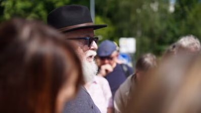 Dr. Jürgen Nitsche, der eine Rede zum Lebensweg der Familie Bulka hielt
