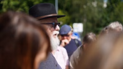 Dr. Jürgen Nitsche, der eine Rede zum Lebensweg der Familie Bulka hielt