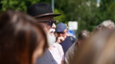 Dr. Jürgen Nitsche, der eine Rede zum Lebensweg der Familie Bulka hielt