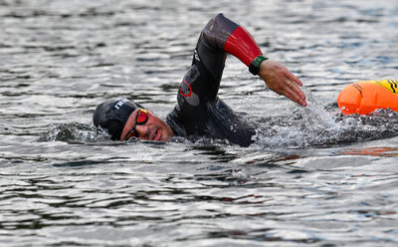 Joseph Heß trainiert unter anderem im Stausee Oberrabenstein für sein Vorhaben, den Rhein entlang zu schwimmen.