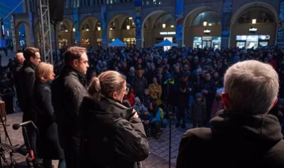 Die Chemnitzer Landtagsabgeordeneten Susanne Schaper, Hanka Kliese, Alexander Dierks und Volkmar Zschocke, das Stadtratsmitglied Jens Kieselstein sowie Oberbürgermeister Sven Schulze trugen Worte der Kinderbuchautorin Astrid Lindgren vor.