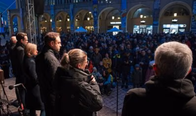 Die Chemnitzer Landtagsabgeordeneten Susanne Schaper, Hanka Kliese, Alexander Dierks und Volkmar Zschocke, das Stadtratsmitglied Jens Kieselstein sowie Oberbürgermeister Sven Schulze trugen Worte der Kinderbuchautorin Astrid Lindgren vor.