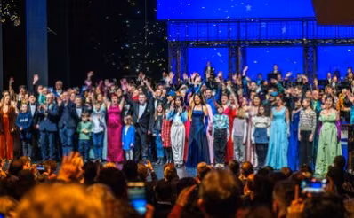 Abschlussfoto aller Teilnehmenden des Festaktes im Opernhaus nach einem gelungenen Festakt.