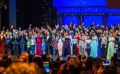 Abschlussfoto aller Teilnehmenden des Festaktes im Opernhaus nach einem gelungenen Festakt.
