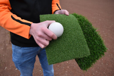 Ein Hockeyplatz braucht einen kürzeren Kunstrasen als ein Fußballplatz.