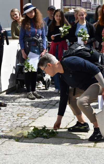 Patin, Dorte Munk aus Dänemark, und Enkelin des Bruders von Hermann Goldschmidt legte eine Rose zu den Stolpersteinen.